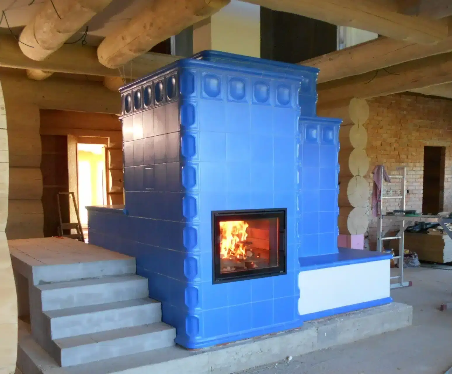kachľová akumulačná pec , modré kachlice, murovaná lavička, Majere